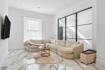 14 Grand Canal Street Upper, Ballsbridge, Dublin  4, Co. Dublin, D04K1W8 — photo 3