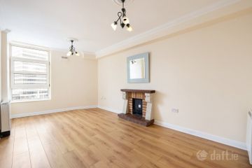32 Georges Quay Apartments, 2 Georges Quay, Dublin 2, D02 R892 — photo 2