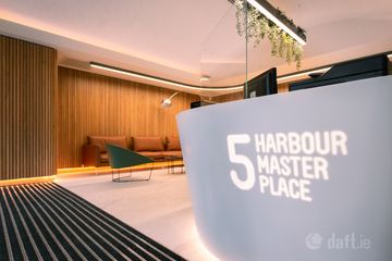 5HMP SIGN ON FRONT DESK