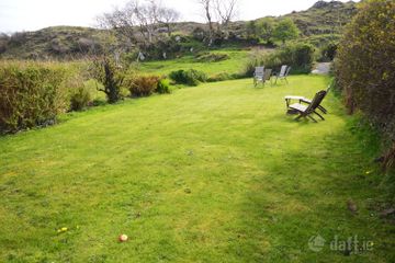 FRONT GARDEN & SEATING AREA