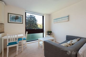 21 Rowan House, Mespil Estate, Sussex Road, Ballsbridge, Dublin 4, D04HX80 — photo 3
