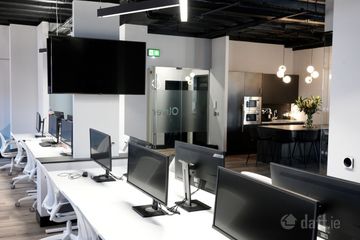 single floor, open plan, managed office to let Dublin 2 