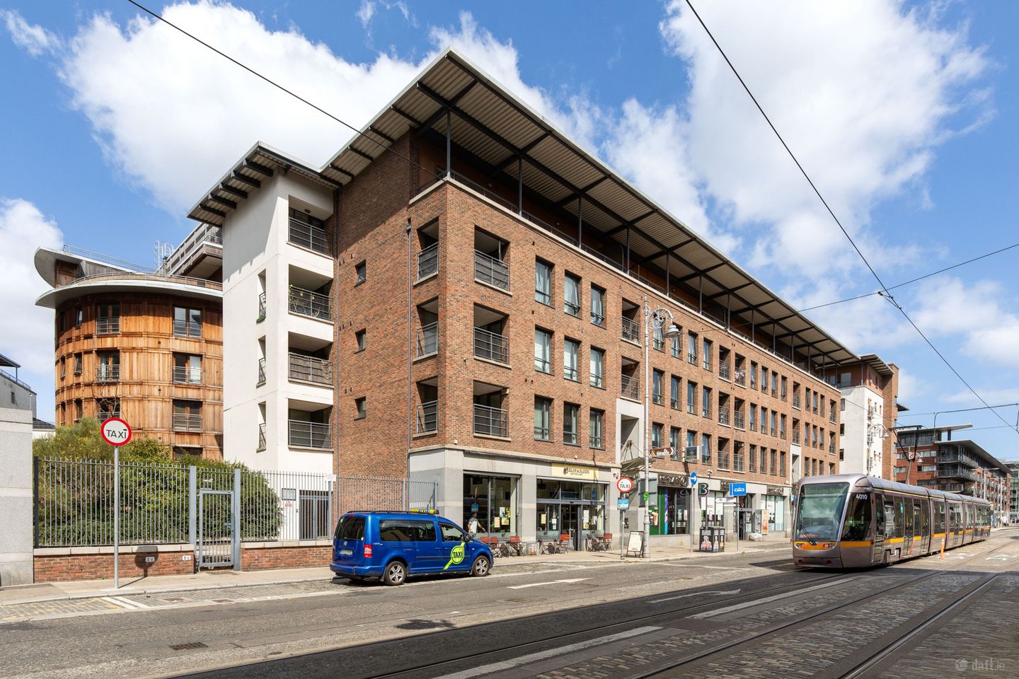 4 Gandon House, Custom House Square, IFSC, Dublin 1, D01HX34 — photo 1