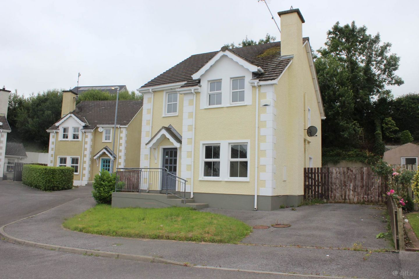 9 Orchard Close, Manorcunningham, Co. Donegal — photo 1