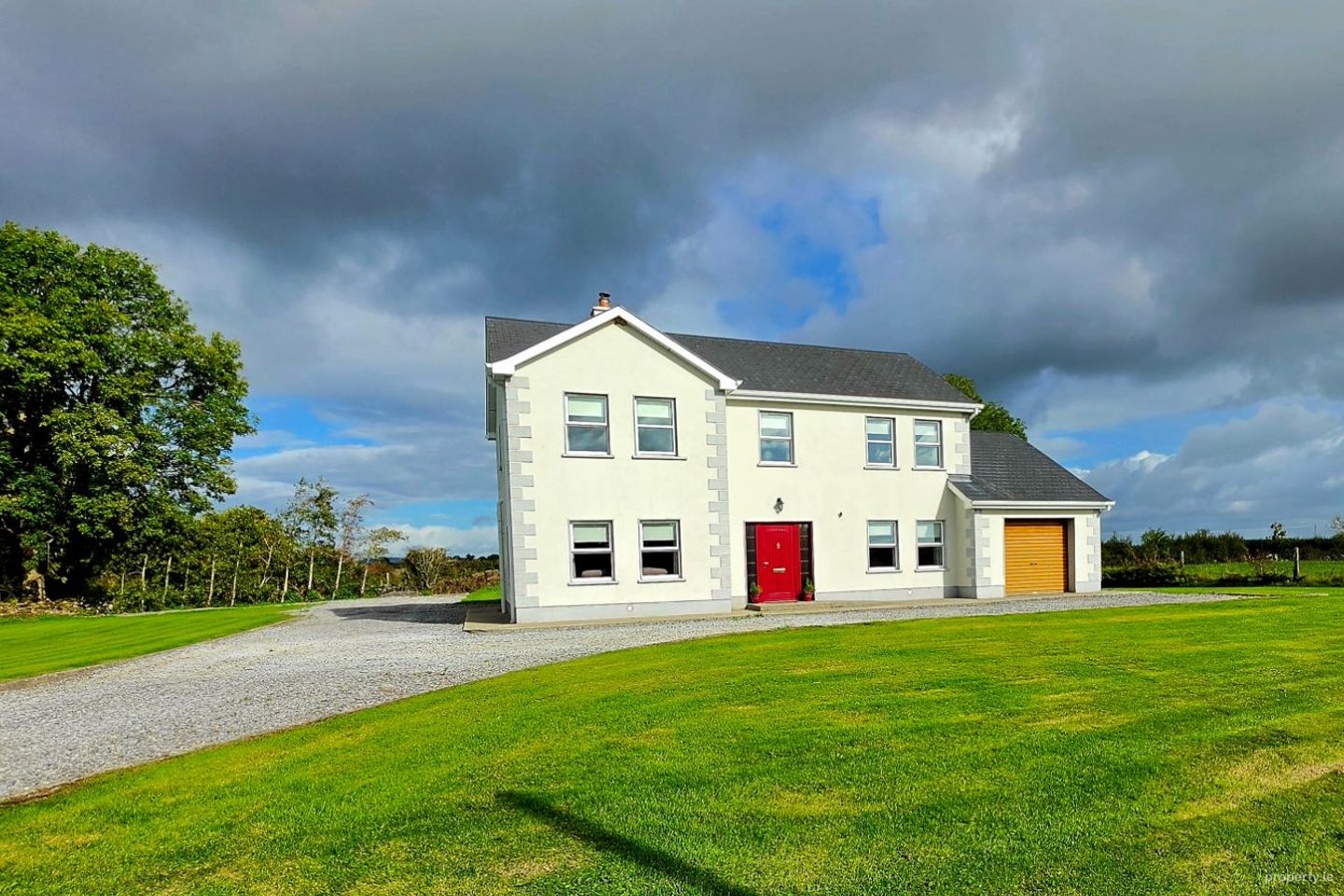 Detached residence on large site area with garage