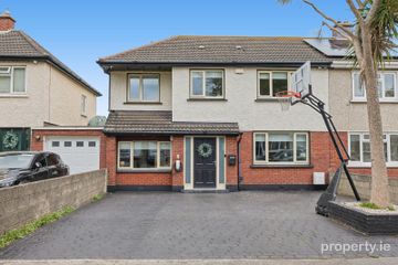 7 Carrickhill Walk, Portmarnock, Dublin 13, D13TW83 — photo 2