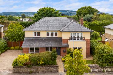 8 Kelston Park, Foxrock, Dublin 18, D18YT93