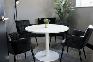 single floor, open plan, managed office to let Dublin 2 
