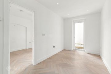 Apartment 2, Court View, 52 Castle Avenue, Clontarf, Dublin 3, D03EH99 — photo 2