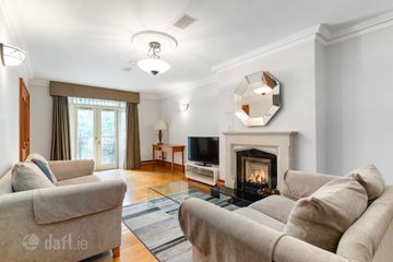 Apartment 8, Linden, 31-33 Merrion Road, Ballsbridge, Dublin 4, D04 NW28 — photo 2