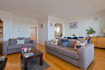 136 The Oval, Tullyvale, Cabinteely, Dublin 18, D18WT21 — photo 3