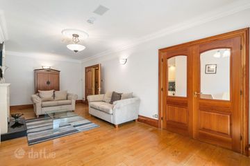 Apartment 8, Linden, 31-33 Merrion Road, Ballsbridge, Dublin 4, D04 NW28 — photo 3
