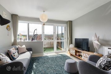 17 The Crescent, Carrickmines Manor, Carrickmines, Dublin 18, D18 HY90 — photo 2