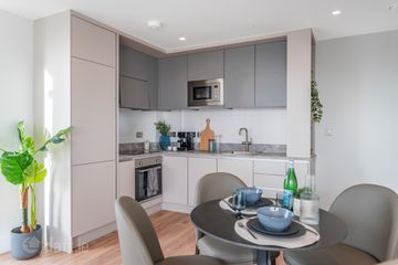 1 Bed , Grand Canal Harbour, Grand Canal Place, Dublin 8 — photo 3