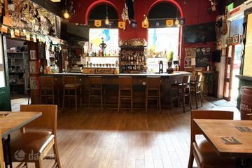 Lilly O`briens Public House & Apartments, Castle Street, Roscrea, Co. Tipperary, E53H586 — photo 2