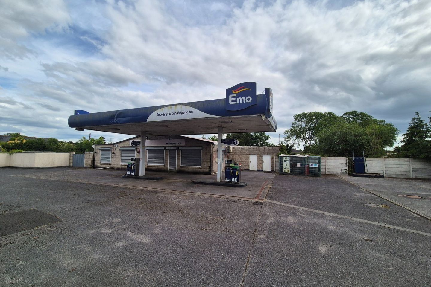 Extensive Forecourt.