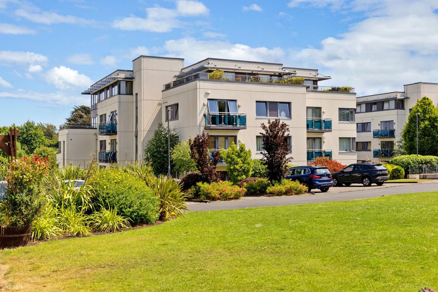 Apt, Brennanstown Square, Dublin 18, Brennanstown, Dublin 18 — photo 1