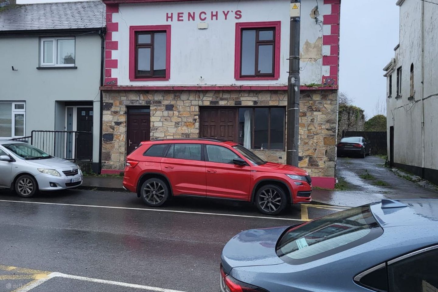 Henchy'S Bar, Main Street, Scarriff, Co. Clare, V94A3EC — photo 1