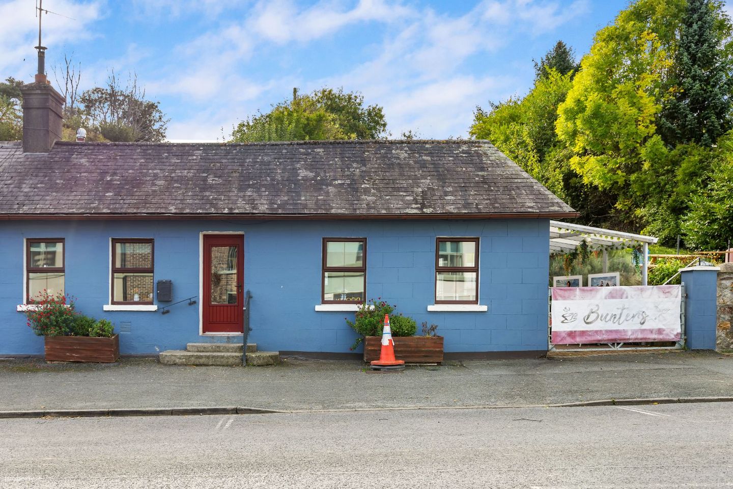 Bunter's Coffee Shop, Main Street, Newtownmountkennedy, Co. Wicklow, A63E682 — photo 1