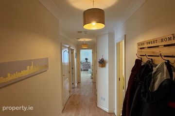 Apartment 4, Granite Court, Stepaside, Dublin 18, D18YF96 — photo 2