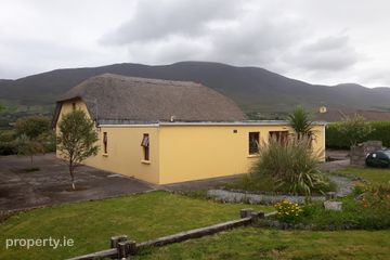 The Thatch Cottage, Strandsend, Cahersiveen, Co. Kerry, V23K799 — photo 3