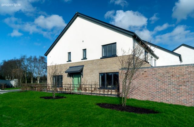 4 Bedroom Detached, Rathmolyon, Co. Meath - Click to view photos