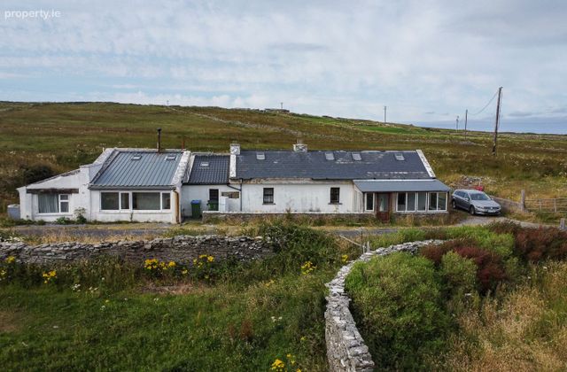 Molly's Cottage, Knockevin, Liscannor, Liscannor, Co. Clare - Click to view photos