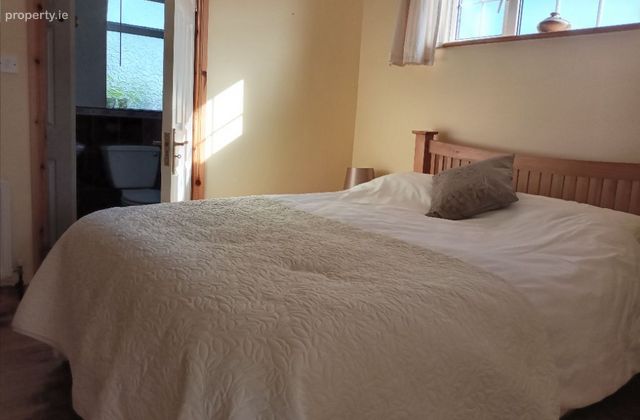Moneen Road, Castlebar, Co. Mayo - Click to view photos