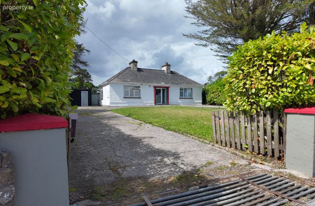 Moores Cottage, The Demesne, Frenchpark, Frenchpark, Co. Roscommon - Click to view photos