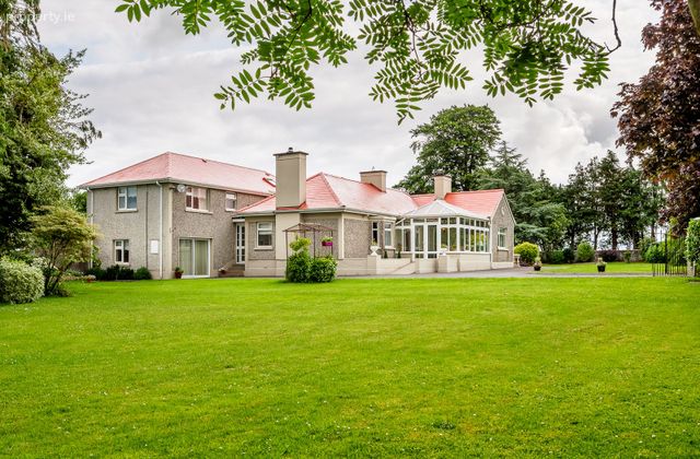 Castlelake, Cashel, Golden, Co. Tipperary - Click to view photos
