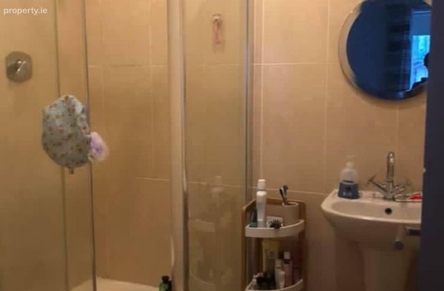 (cozy Room From 18th June Till 25th August Juliet Square, Saint Edmunds Park, Lucan (Shared apartment ), Dublin 20 - Click to view photos