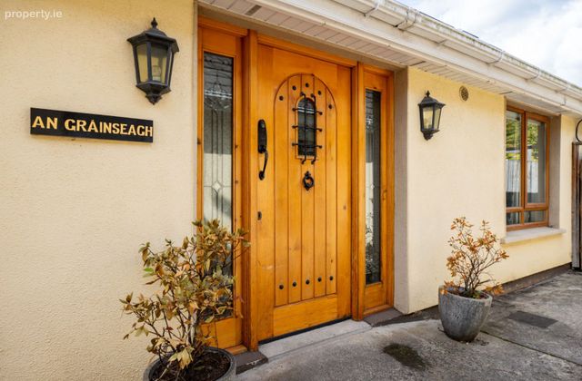 15b Saint Fintan's Villas, Deansgrange, Blackrock, Co. Dublin - Click to view photos