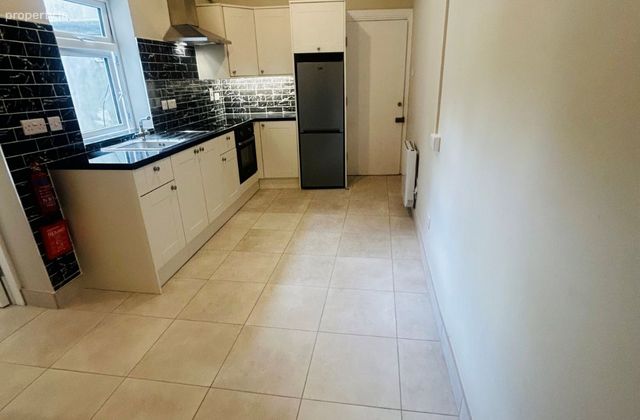 33 Ravensdale Park, Kimmage, Dublin 12 - Click to view photos