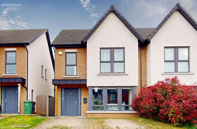 42 Hollywoodrath Drive, Hollystown, Dublin 15 - Click to view photos