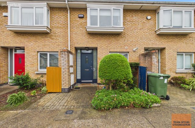 8 Fernleigh Court, Carpenterstown, Dublin 15 - Click to view photos