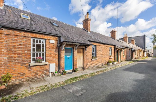 9 Brusna Cottages, Blackrock Village, Blackrock, Co. Dublin - Click to view photos