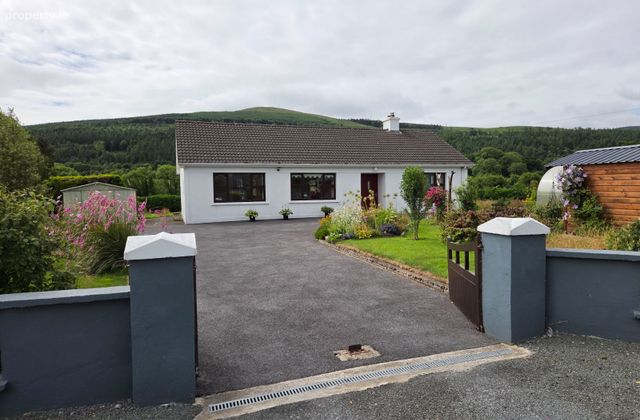 Toureen, Cahir, Bansha, Co. Tipperary - Click to view photos