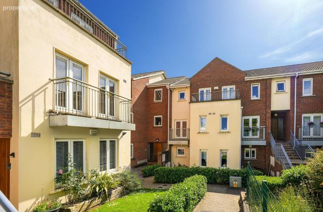 30 Aran Court, Waterville, Blanchardstown, Dublin 15 - Click to view photos