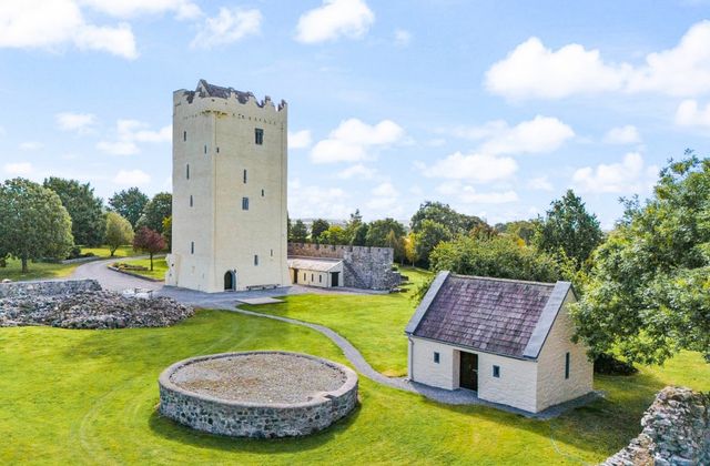 Ballytarsna Castle, Ballytarsna, Cashel, Co. Tipperary, Horse and Jockey, Co. Tipperary - Click to view photos