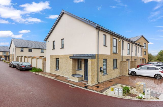 11 The Dales, Kilmartin Grove, Hollystown, Dublin 15, Hollystown, Dublin 15 - Click to view photos