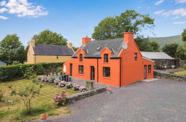 Liss Lower, Castlecove, Castlecove, Co. Kerry - Click to view photos