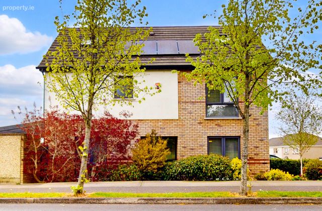 3 Elder Heath Avenue (2 Large Attic Rooms Plus Studio), Kiltipper, Dublin 24 - Click to view photos
