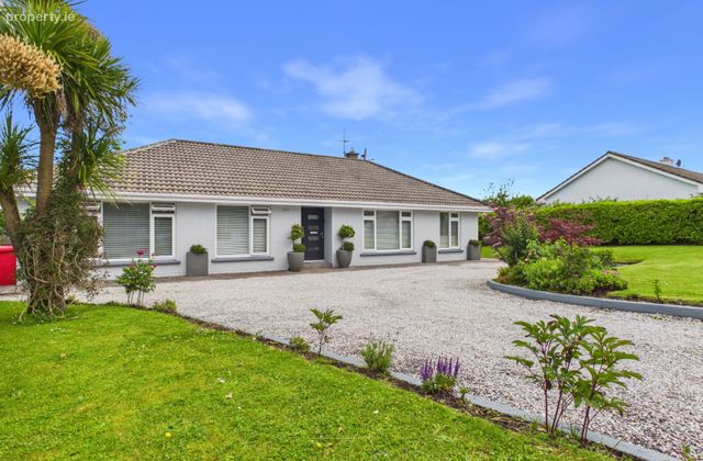 Ardnahinch, Shanagarry, Garryvoe, Co. Cork - Click to view photos