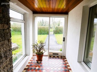 22 Castle Park, Carrick-on-suir, Carrick-on-Suir, Co. Tipperary - Image 4