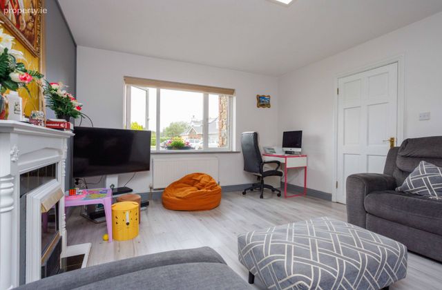 Castlecove, Knockyline, Killorglin, Co. Kerry - Click to view photos