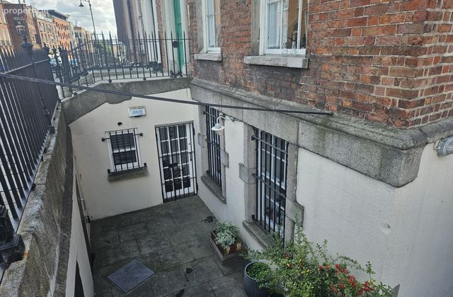 54 Mountjoy Square West, Basement, Dublin 1 - Click to view photos