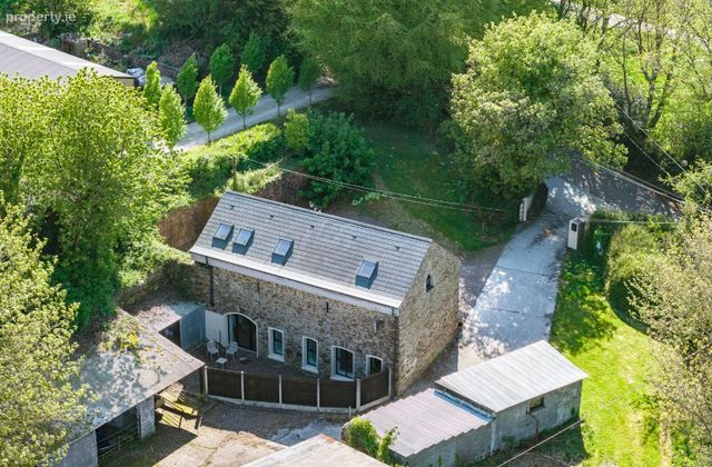 Barn Lodge, Knocknalurgan, Carrigaline, Co. Cork - Click to view photos