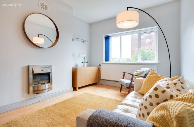 63 Oak House, Mespil Estate, Dublin 4 - Click to view photos