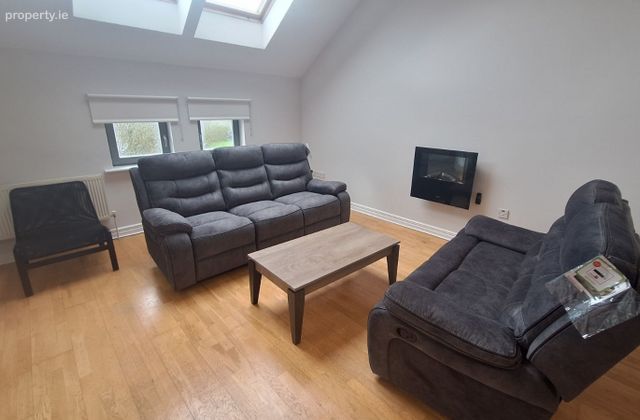 Cair&eacute;al M&oacute;r, Headford Road, Co. Galway - Click to view photos
