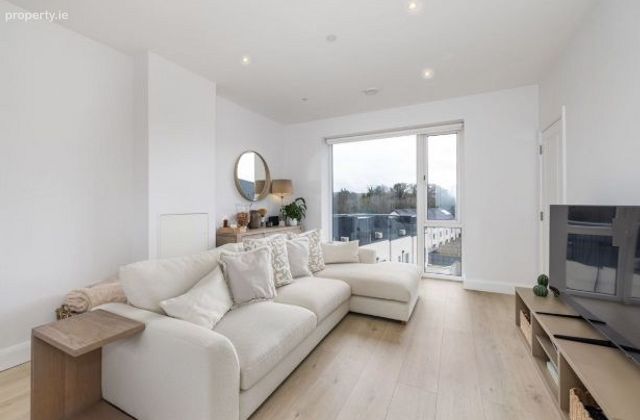 32 Woodbrook Court, Dublin Road, Shankill, Dublin 18 - Click to view photos